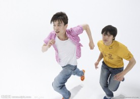 比赛跑步的大学生