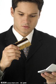 刷卡的商务人物