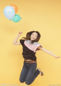 拿着彩色气球跳跃的美女