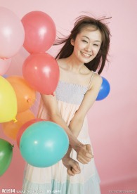 拿着彩色气球的美女