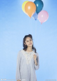 拿着彩色气球的快乐女大学生