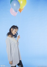 拿着彩色气球的快乐女大学生