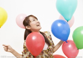 拿着彩色气球的女大学生