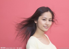 快乐微笑的女大学生