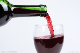 倒葡萄酒