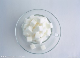 俯瞰玻璃杯方糖