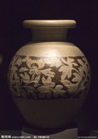 赤峰窑白釉划花填黑彩牡丹纹尊