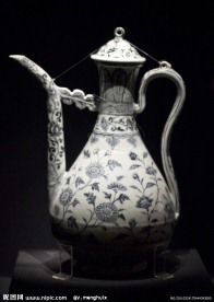 釉里红缠枝牡丹纹执壶