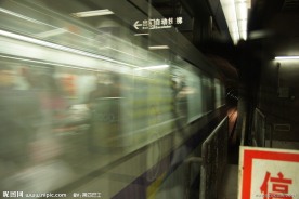 列车驶离公园前