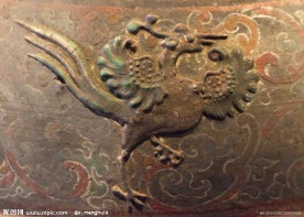 凸雕龙凤纹彩绘陶壶（局部）