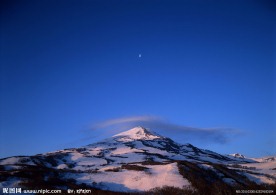 高山 蓝天 月亮