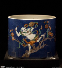 洒蓝地五彩人物纹笔筒