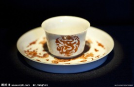 矾红彩云龙纹杯 碟