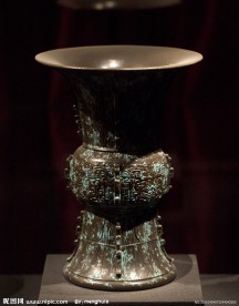 仿古铜彩出戟尊