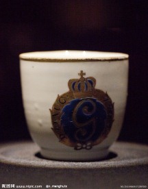 粉彩描金徽章纹杯