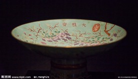 “大雅斋”款绿地粉彩花鸟纹高足盘