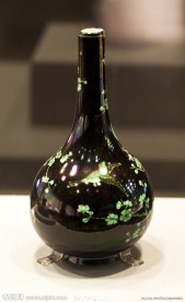 墨地粉彩花鸟纹瓶