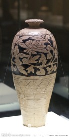 白釉剔花填黑彩梅瓶