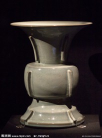 钧窑月白釉出戟尊