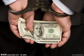 拿着钞票带着手铐的手