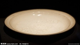 定窑白釉刻花牡丹纹盘