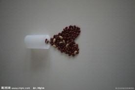 胶卷盒与摆成心形的红豆