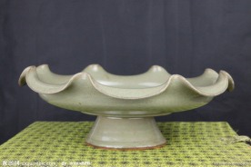 越窑莲鹤纹高足盘