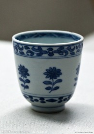 青花朵菊纹深腹杯