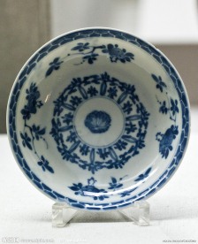 青花折枝花卉莲纹碟