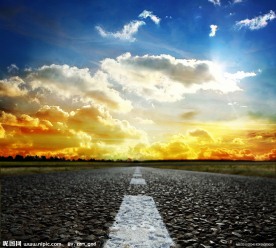 高速公路上的天空与阳光