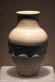 缸瓦窑白釉刻莲瓣纹瓶