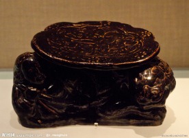 黑釉胡人驯狮纹枕