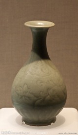 龙泉窑青釉刻花缠枝莲纹玉壶春瓶