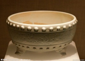 景德镇窑青白釉刻莲花纹三足炉