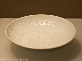 景德镇窑卵白釉凸花缠枝莲纹碗