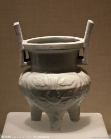 景德镇窑青白釉饕餮纹双耳三足炉