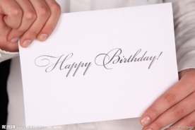 拿着生日卡的手