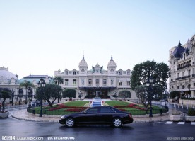 停在欧洲广场上的迈巴赫