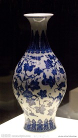 青花缠枝葫芦纹橄榄式瓶