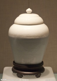 甜白釉暗花缠枝莲纹盖罐