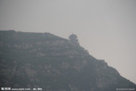雾中小塔