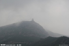 雾中塔