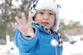 玩雪的儿童