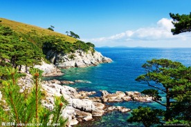 蓝天白云山脉湖水