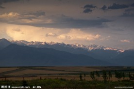 雪山夕阳