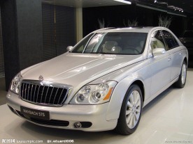 白色展厅迈巴赫