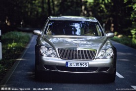 白色迈巴赫车影