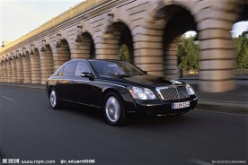 奢侈欧洲建筑和迈巴赫