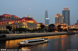 璀璨的海河建筑与游船