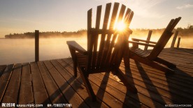 湖边观景的椅子